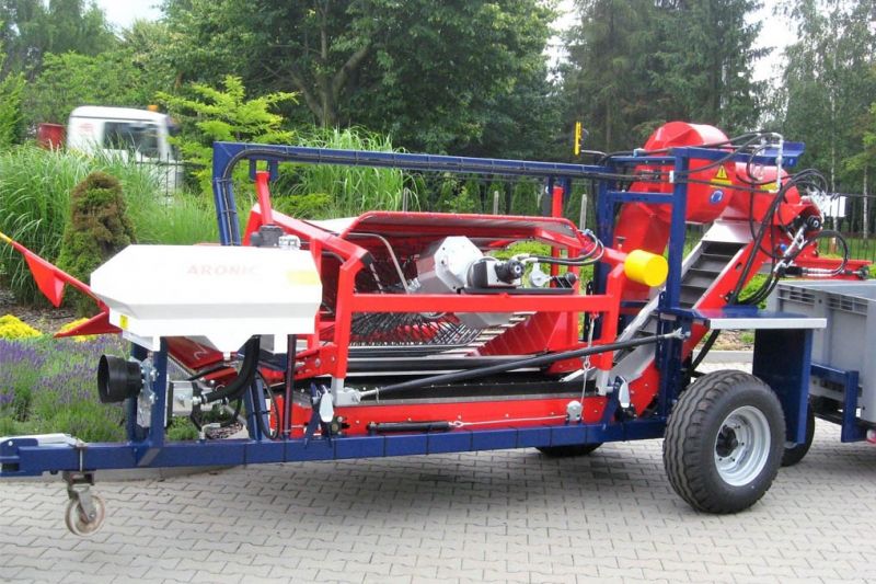 Kombajn za berbu aronije Jarek 5 ARONIC
